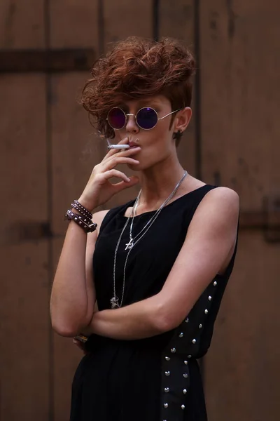 Jeune Fille Hipster Mode Avec Anneau Lèvres Percing Pointes Accessoires — Photo