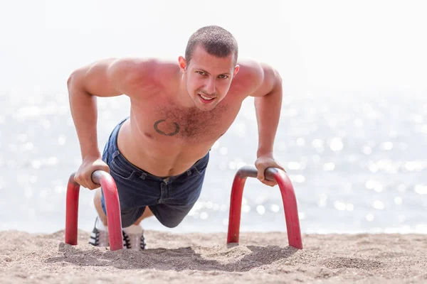 ชายหน มหล งออกก งกายบนถนนบนชายหาดในว นฤด อนท สดใส — ภาพถ่ายสต็อก