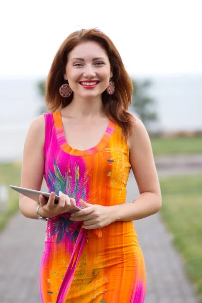 Atraente Jovem Mulher Ruiva Brincando Com Seu Computador Tablet Moda — Fotografia de Stock