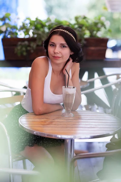 Retrato Una Hermosa Joven Sentada Restaurante Verano Aire Libre —  Fotos de Stock