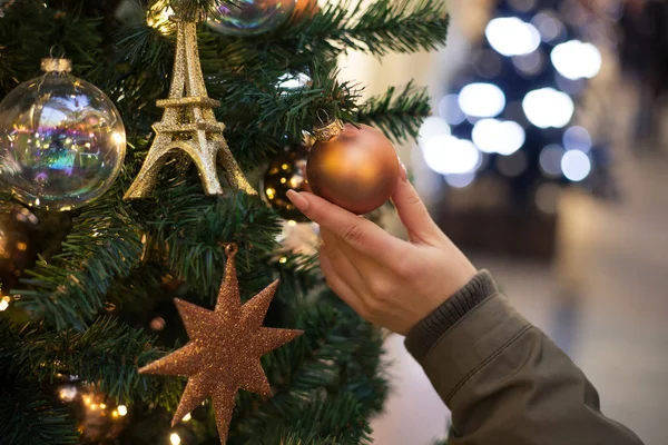 Jonge Vrouw Versieren Kerstboom — Stockfoto