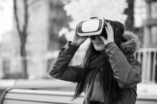 Chica Joven Usando Nuevas Gafas Realidad Aumentada Fresco Para Aplicaciones —  Fotos de Stock