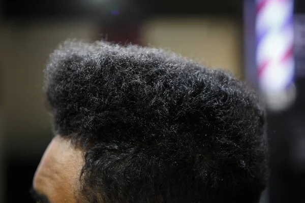 Jeune Homme Noir Coupe Ses Cheveux Dans Salon Coiffeur Gros — Photo