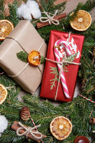 手に細工されたクリスマスと新年のギフト パッケージです つの箱はパインもみの木の枝で飾られました 頭の上をクローズ アップ ショット 冬の休日の装飾的な手作りギフト ボックス — ストック写真
