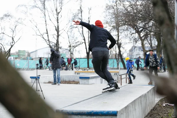 莫斯科 2017年3月25日 在户外溜冰鞋公园举行的户外溜冰比赛中 年轻好斗的内线溜冰者在极端在线溜冰鞋上磨窗台 — 图库照片