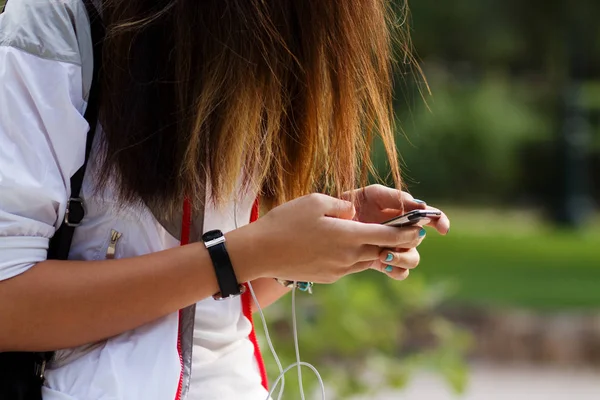 Ung Kvinna Som Håller Smartphone — Stockfoto