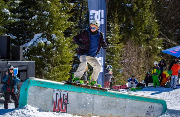 Bukovel Ucrania Marzo 2018 Snowboard Pro Rider Performs Grind Trick —  Fotos de Stock