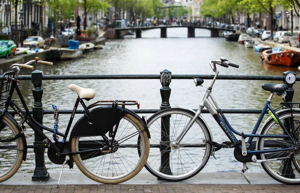 Amsterdão Maio 2018 Bicicletas Estilo Retro Estacionadas Ponte Cidade Amsterdã — Fotografia de Stock