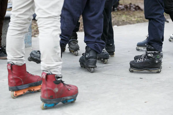 Moscú Marzo 2017 Patines Línea Agresivos Para Patinaje Extremo Skatepark — Foto de Stock