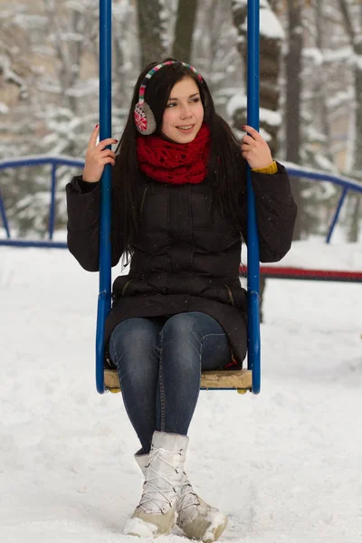 Bella Ragazza Adolescente Una Passeggiata All Aperto Nevoso Giorno Inverno — Foto Stock