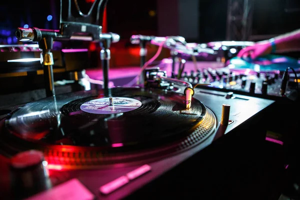 Kiev Julio 2018 Giradiscos Retro Technics Con Discos Vinilo Escenario — Foto de Stock