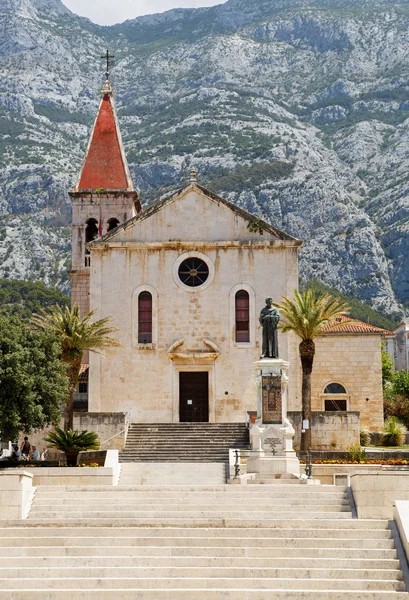 Makarska, Hırvatistan-29 Haziran, 2017: Makarska Rivierası limanının eski şehir merkezinde eski Hırvat Katolik Hıristiyan Kilisesi. Şehir meydanında güzel beyaz mermer dini bina. Popüler turistik geziler