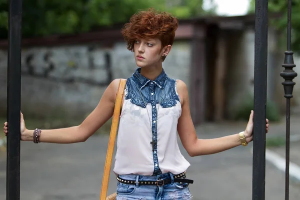 Moda Adolescente Hipster Chica Con Labio Anillo Piercing Posando —  Fotos de Stock