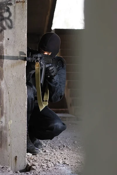 Homem Armado Posição Coberta — Fotografia de Stock