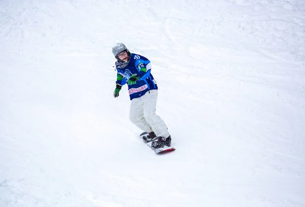 Bukovel Ucrânia Março 2018 Atleta Snowboard Monta Bordo Uma Pista — Fotografia de Stock