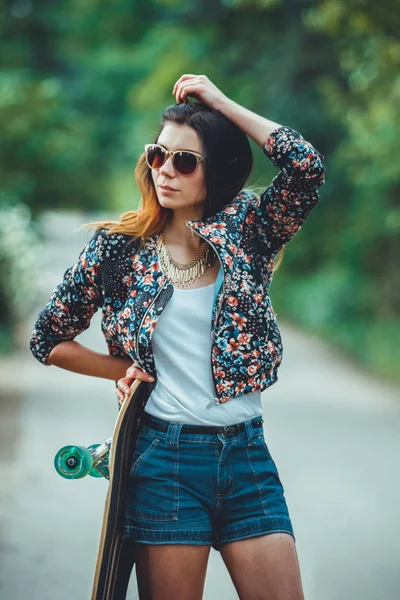 Giovane Bella Donna Forma Con Skateboard Nel Parco — Foto Stock