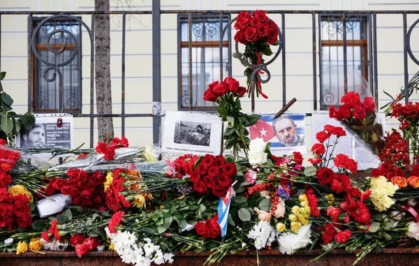 Moscow November 2016 Peringatan Dengan Bunga Kedutaan Besar Republik Cuba — Stok Foto