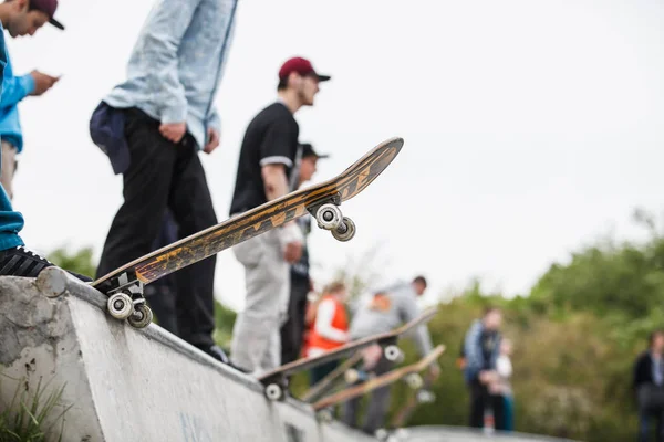 모스크바 2016 스케이트 공원에 스케이트 콘크리트 Skatepark에서 스케이트입니다 스케이트 운동입니다 — 스톡 사진