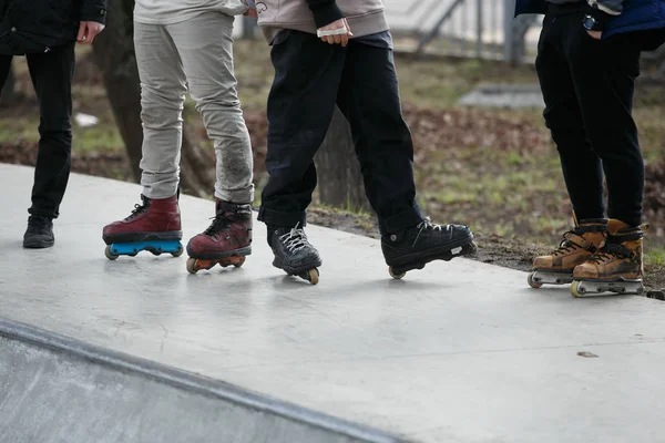 Moscú Marzo 2017 Patines Línea Agresivos Para Patinaje Extremo Skatepark — Foto de Stock