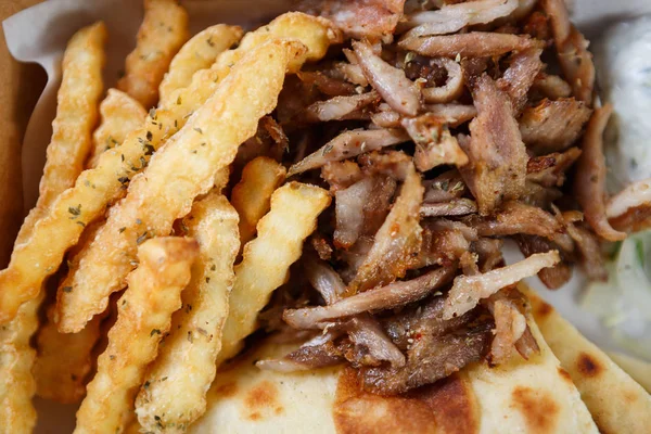 传统的希腊快餐店菜单 来自希腊的 Souvlaki Gyros 肉类三明治盘在纸盘中供应 在咖啡馆的桌子上品尝美味的烤快餐 享受美食 — 图库照片