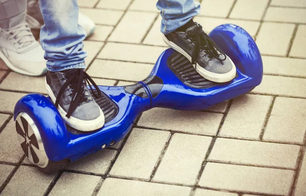 Enfant Debout Sur Mini Segway Électrique Bleu Moderne Planche Vol — Photo