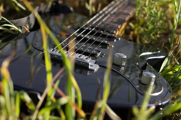 Electro Gitarr Liggande Utomhus Med Ingen Runt — Stockfoto