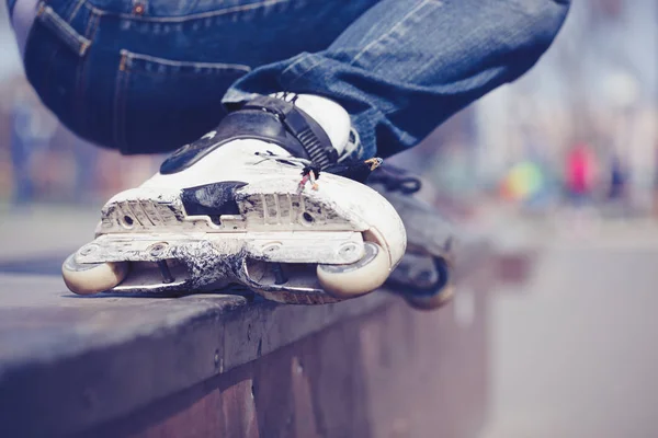 Rollerblader Moagem Trilho Parque Skate Livre Truque Chamado Parte Traseira — Fotografia de Stock