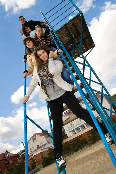 Gesellschaft Von Fünf Jugendlichen Freunden Die Auf Der Treppe Hängen — Stockfoto
