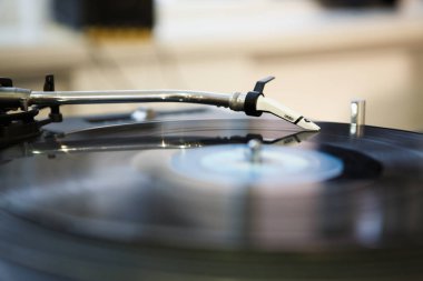 Kiev-30 Haziran, 2018: Profesyonel dj tuntable teknik Sl1210 vinil kaydı ile müzik parti gece kulübü üzerinde çalış