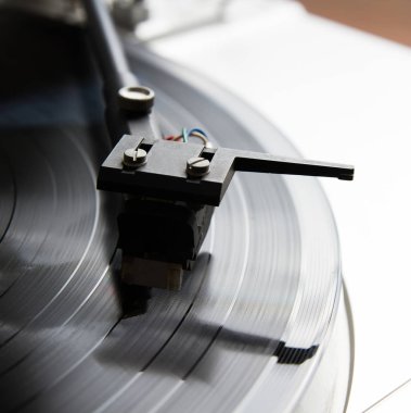 Müzikal vinil kaydı ile pikap oyuncu. Retro Tema.
