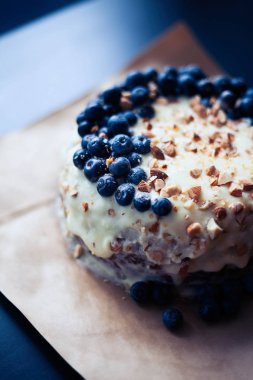 Yaban mersini kremsi Pie badem ile yakın çekim 