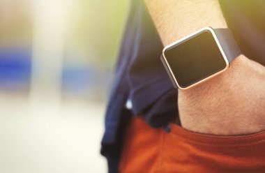 Trendy akıllı saati Afrikalı zenci elleri. Internet, şamata sosyal medya her zaman kalmak sağlar bağlı Modern Gadget'ı. Makro yakın çekim kol saatleri.