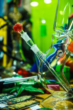 Genoa, İtalya - 12 Ekim, 2018: Ganja dükkanını satmak yasal esrar, cam nargile borular ve aksesuarlar, sigara ot. Yasal hafif uyuşturucu deposunda yakın çekim