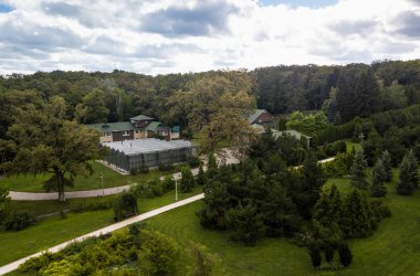 Kiev - 1 Temmuz, 2018: hava dron fotoğraf güzel yeşil park Feophania. Yukarıda uçan ile DJI indeks işlem quadro helikopter kamera ile çekim manzara. Popüler turistik landmark. Kiev şehir büyük doğal Feofaniya bahçede