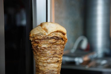 Fast food restoran kebap et yemek mutfakta yemek. Büyük kavrulmuş et parçası için Türk shawarma pişmiş, Yunan gyros ve souvlaki yemekleri ızgara. Yağlı fast food yemek