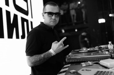 Moskova - 20 Ekim, 2016: Dj oynamak müzik show gece kulübü konserde Sahne Alanı'nda. Gece kulübünde parti, DJ mix müzik.