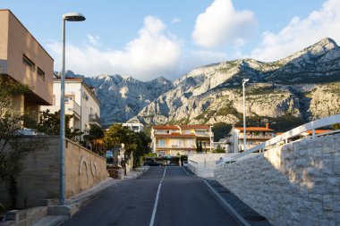 Makarska,Hırvatistan-18 Haziran,2017: Makarska.Popualr turistik bölgesinde güzel dağ parkı Biokovo. Yaz tatili gezisi için seyahat hedef. Güneş ışığında dağ 