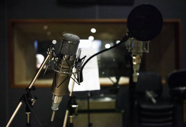 Moskova - 7 Temmuz, 2016: ses kayıt stüdyosu tribünde üzerinde profesyonel vokal kondenser mikrofon. Kayıt ses, ses ve müzik yüksek kalitede. Hi-Fi ses ekipmanları