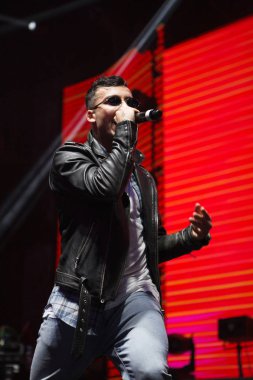 Popüler Ukraynalı dansları ve performans alanı Moskova gibi parti gibi Fm tarafından 25 Eylül, 2016 üzerinde barındırılan gece kulübünde sahneye şarkıcılar Quest tabanca Show