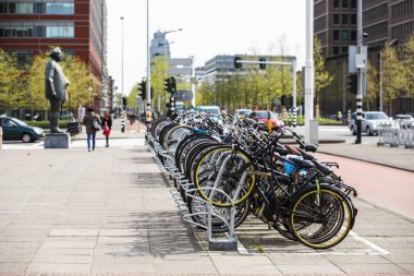 Amsterdam-1 Mayıs, 2018: Kentin merkezi, Amsterdam Metro İstasyonu yakınında sokak kullanılan bisiklet ile büyük otoparka park