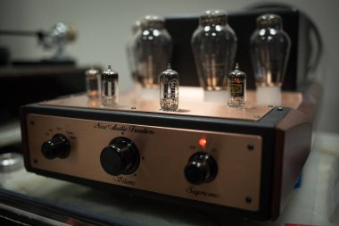 Moskova - 25 Şubat, 2017: Vinil expo Satılık Nota salonu. HiFi ses bileşenleri Fuar için radyo sinyalleriyle iletilen heyecanlı. Eski analog ses malzemeleri mağazası