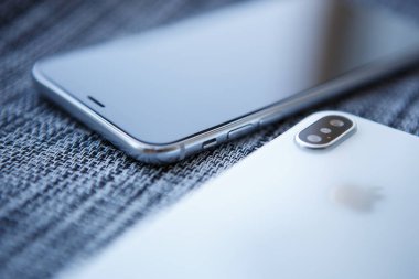 Kiev-30 Ağustos, 2018: Iphone X yakın kadar. İki modern elma Iphones 10 modeli ile üst sınıf çift kamera lensler modülü ve Infinity kenar değmek perde göstermek. Lüks smartphone aygıt makroda