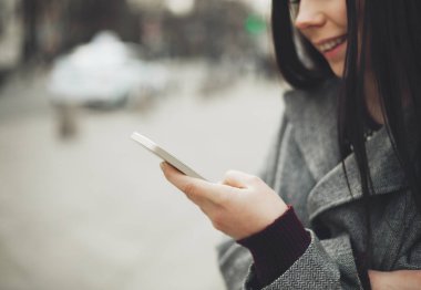 Modern akıllı telefon kullanan genç esmer kız