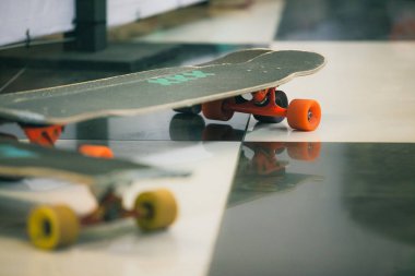 Moskova, 9 - Ocak, 2016: kapalı skatepark Longboarding rekabet. Gençler eğlenceli katılın paten kurulu Yarışması