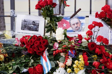 Moskova - 27 Kasım, 2016: Cumhuriyet Cuba.People Büyükelçiliği çiçeklere anıtla yas Küba başkanı Fidel Castro ölümü üzerine. Cenaze milliyetçi komünist politikacı ve devrimci