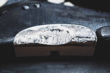 Derin çizik beyaz tabak kötüyola ve aşırı paten için kullanılan agresif inline paten blokta eziyet. Demiryolu veya bu teflon arka slayt plakaları çıkıntıya eziyet. Özel paten modeli