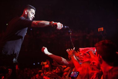 Moskova - 29 Mayıs, 2015: popüler Rus hip hop şarkıcıları L'One ve Timati gece kulübünde büyük konser. Ünlü rapçi canlı müzik kulübünde sahnede ayarla gerçekleştirme. Sahne sanatları olay