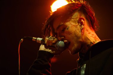 Moskova - 30 Mart, 2017: Lil canlı performans Peep ayarla gece kulübünde sahnede ünlü Amerikan emo-tuzak şarkıcı.