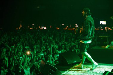 Moskova - 4 Kasım, 2016: gece kulübü kalabalık dans pistine. Müzikal konser gösterisi sırasında tam gece kulübü. İnsanlar iyi eğlenceler. Müzik eğlence olay, fanlar tadını çıkarın