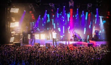 Moskova - 30 Kasım, 2014: rap şarkıcısı L'One büyük müzik konser. Canlı eğlence olay gece kulübünde.
